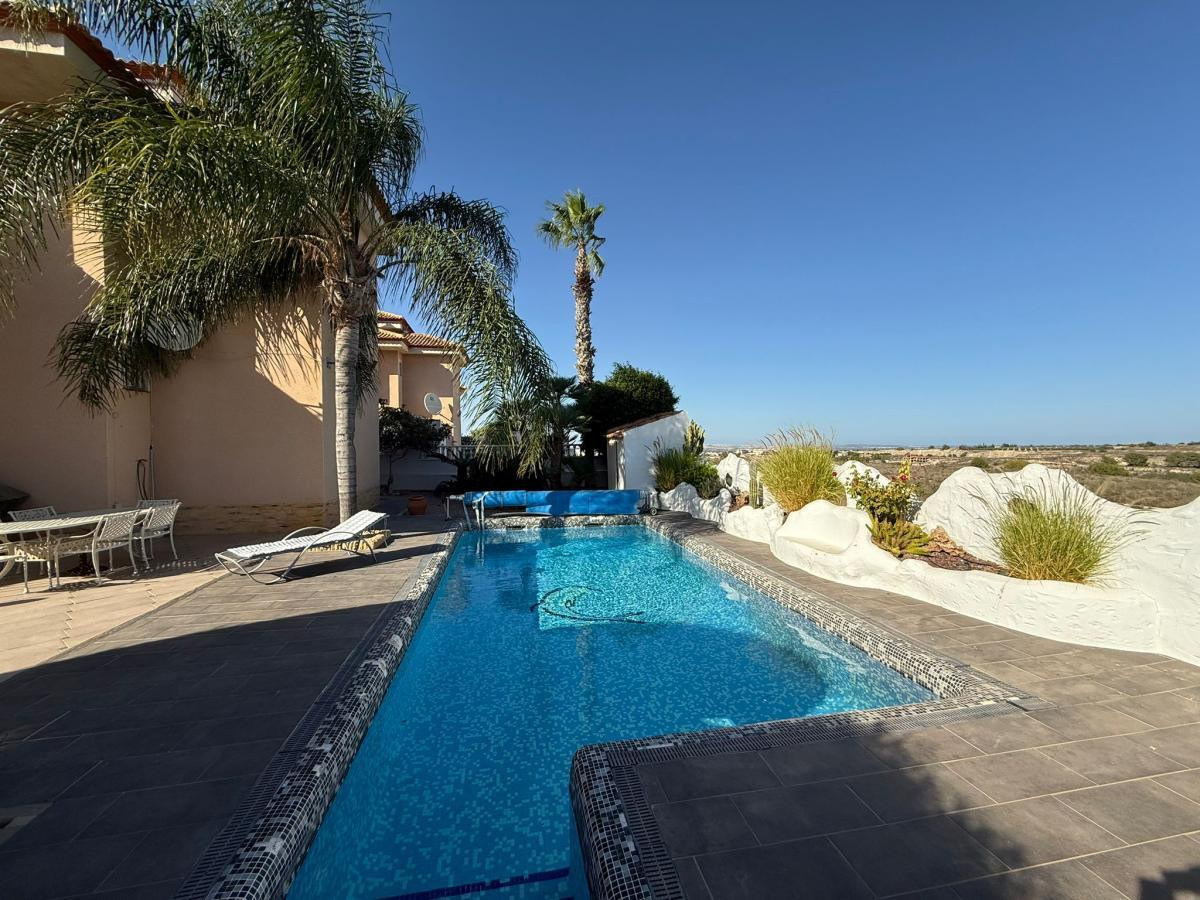 For sale - 3 Bedroom 2 Bathroom House - Detached Villa in San Miguel de Salinas - San Miguel de Salinas Centro  - Alicante