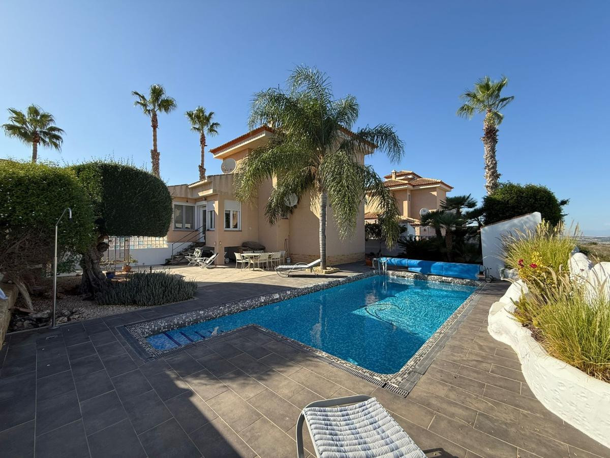 For sale - 3 Bedroom 2 Bathroom House - Detached Villa in San Miguel de Salinas - San Miguel de Salinas Centro  - Alicante