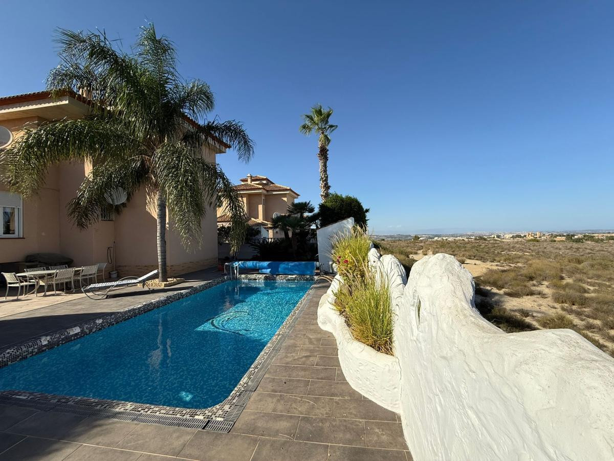 For sale - 3 Bedroom 2 Bathroom House - Detached Villa in San Miguel de Salinas - San Miguel de Salinas Centro  - Alicante