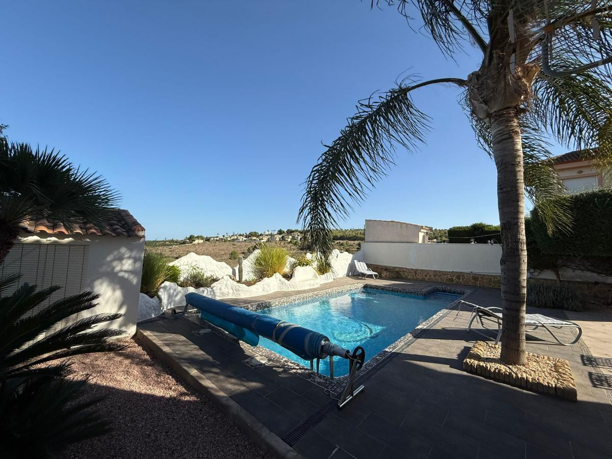 For sale - 3 Bedroom 2 Bathroom House - Detached Villa in San Miguel de Salinas - San Miguel de Salinas Centro  - Alicante