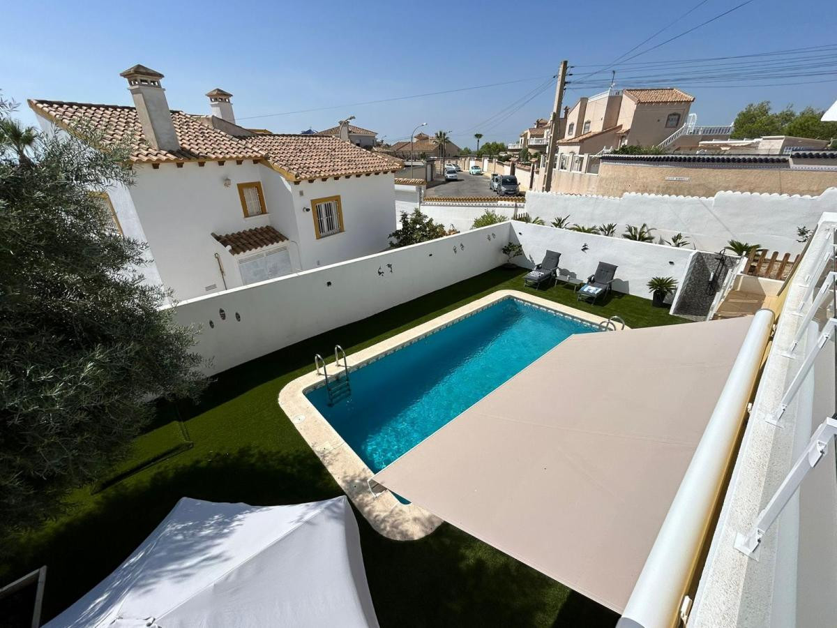 For sale - 3 Bedroom 3 Bathroom House - Detached Villa in San Miguel de Salinas - San Miguel de Salinas Centro  - Alicante