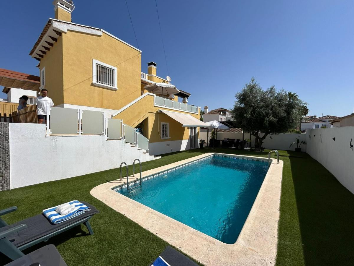 For sale - 3 Bedroom 3 Bathroom House - Detached Villa in San Miguel de Salinas - San Miguel de Salinas Centro  - Alicante