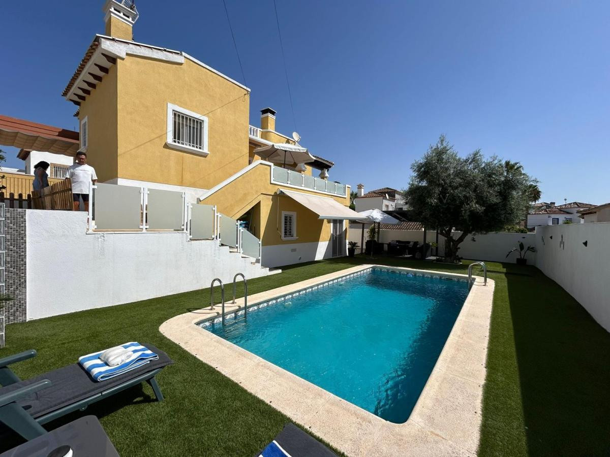 For sale - 3 Bedroom 3 Bathroom House - Detached Villa in San Miguel de Salinas - San Miguel de Salinas Centro  - Alicante