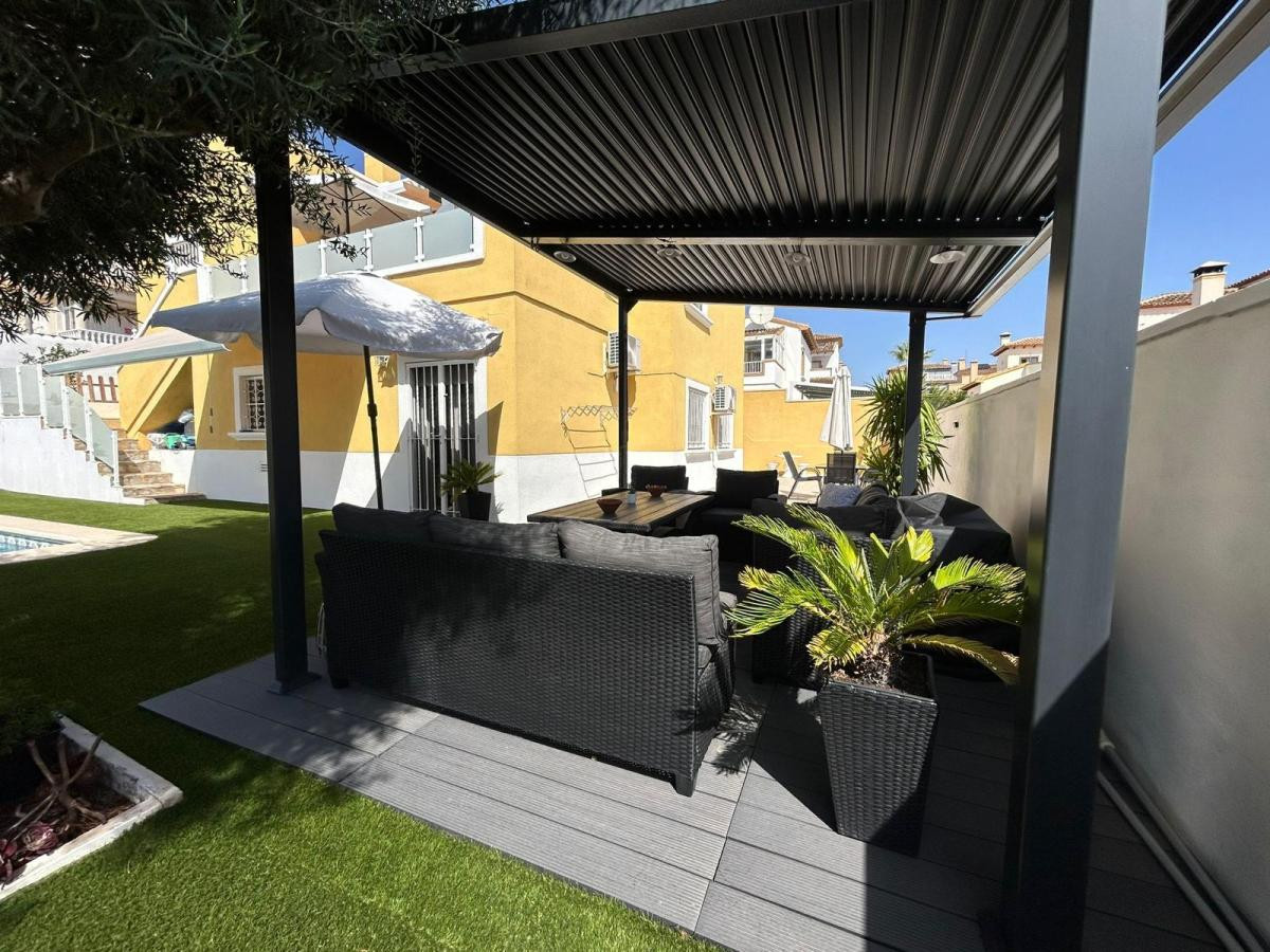 For sale - 3 Bedroom 3 Bathroom House - Detached Villa in San Miguel de Salinas - San Miguel de Salinas Centro  - Alicante