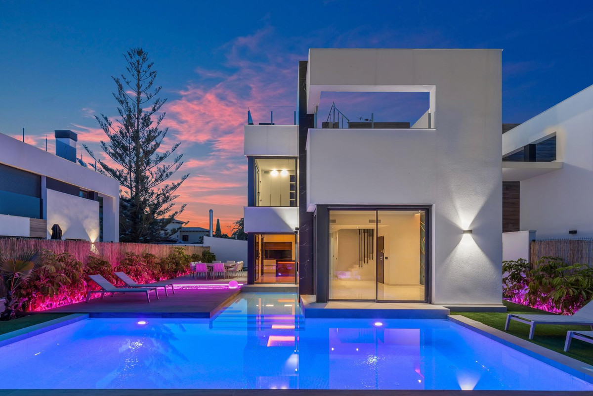 For sale - 3 Bedroom 3 Bathroom House - Detached Villa in Torrevieja - Torrevieja Centro  - Alicante