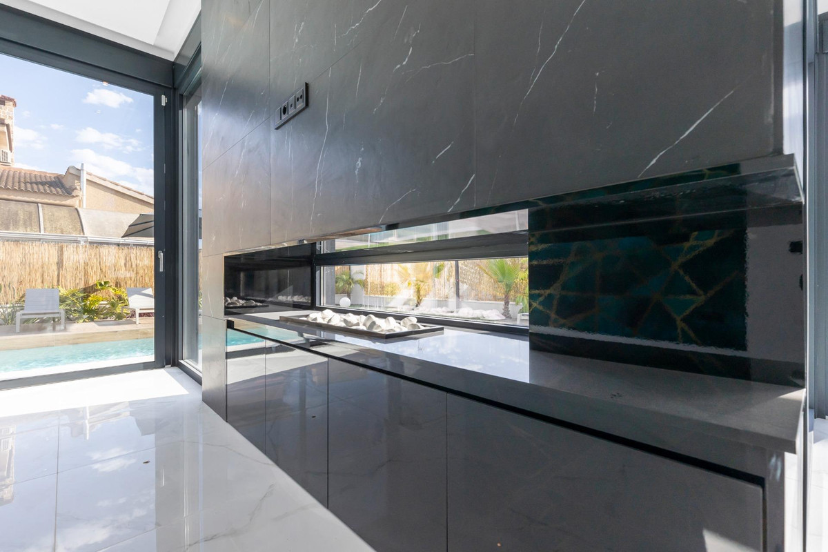 For sale - 3 Bedroom 3 Bathroom House - Detached Villa in Torrevieja - Torrevieja Centro  - Alicante