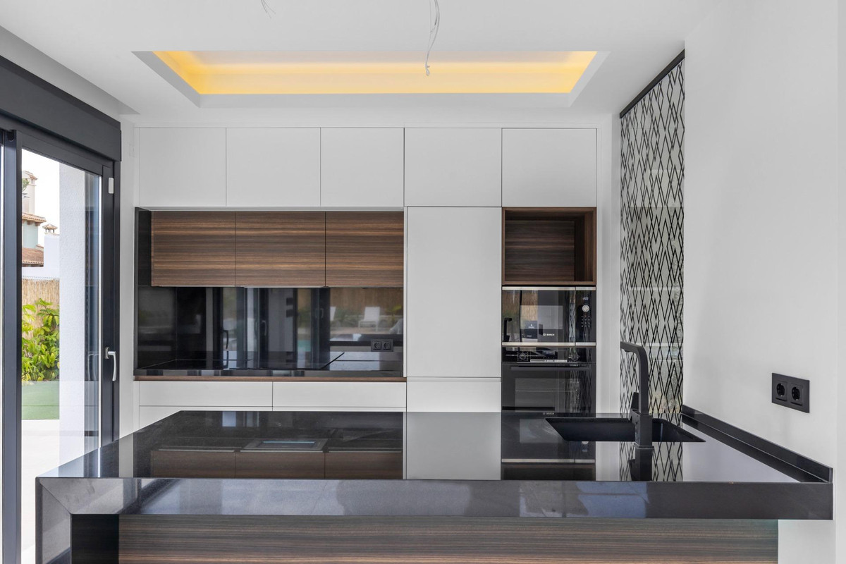 For sale - 3 Bedroom 3 Bathroom House - Detached Villa in Torrevieja - Torrevieja Centro  - Alicante