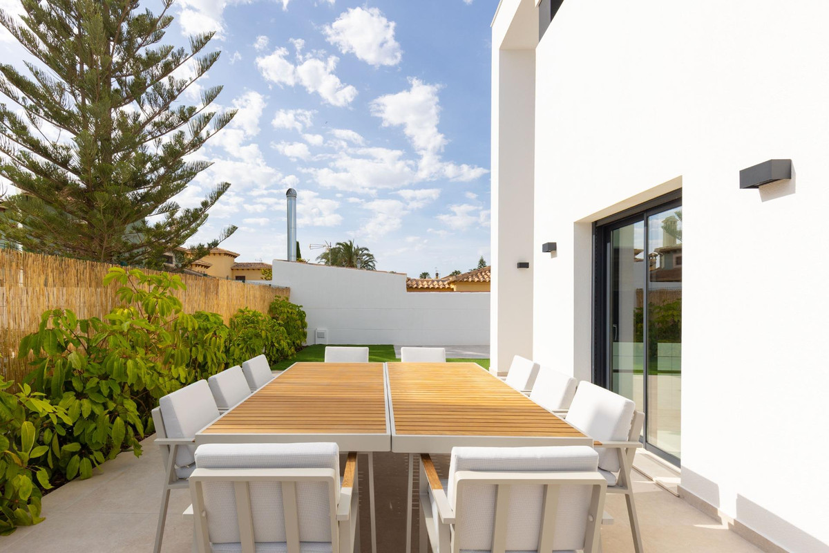 For sale - 3 Bedroom 3 Bathroom House - Detached Villa in Torrevieja - Torrevieja Centro  - Alicante