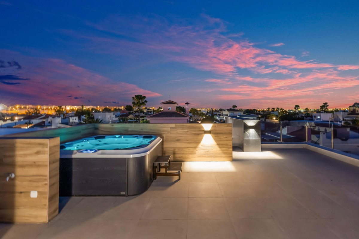 For sale - 3 Bedroom 3 Bathroom House - Detached Villa in Torrevieja - Torrevieja Centro  - Alicante