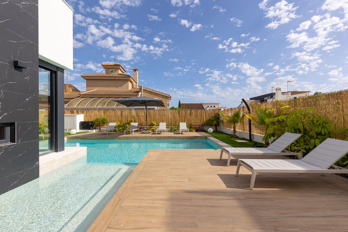 For sale - 3 Bedroom 3 Bathroom House - Detached Villa in Torrevieja - Torrevieja Centro  - Alicante