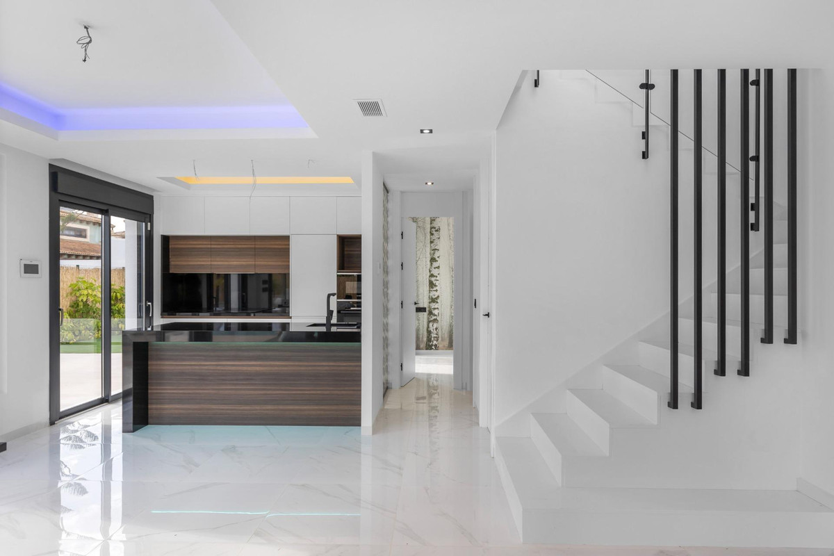 For sale - 3 Bedroom 3 Bathroom House - Detached Villa in Torrevieja - Torrevieja Centro  - Alicante