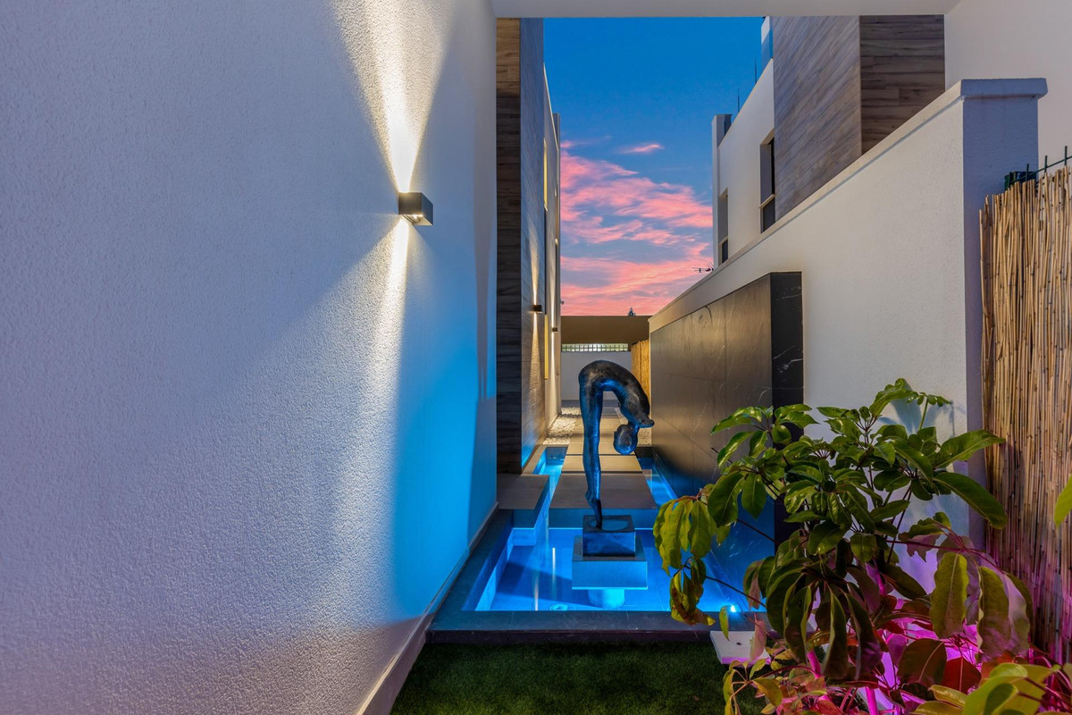 For sale - 3 Bedroom 3 Bathroom House - Detached Villa in Torrevieja - Torrevieja Centro  - Alicante