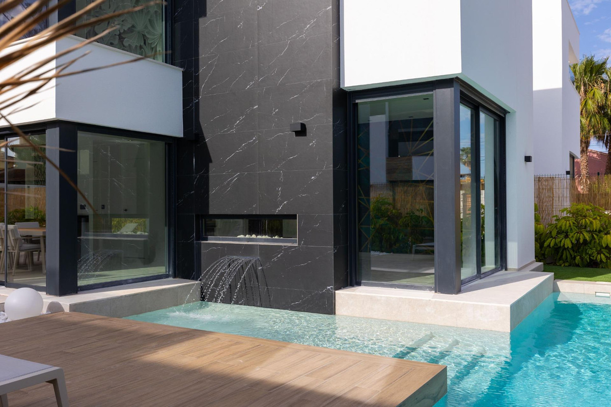 For sale - 3 Bedroom 3 Bathroom House - Detached Villa in Torrevieja - Torrevieja Centro  - Alicante