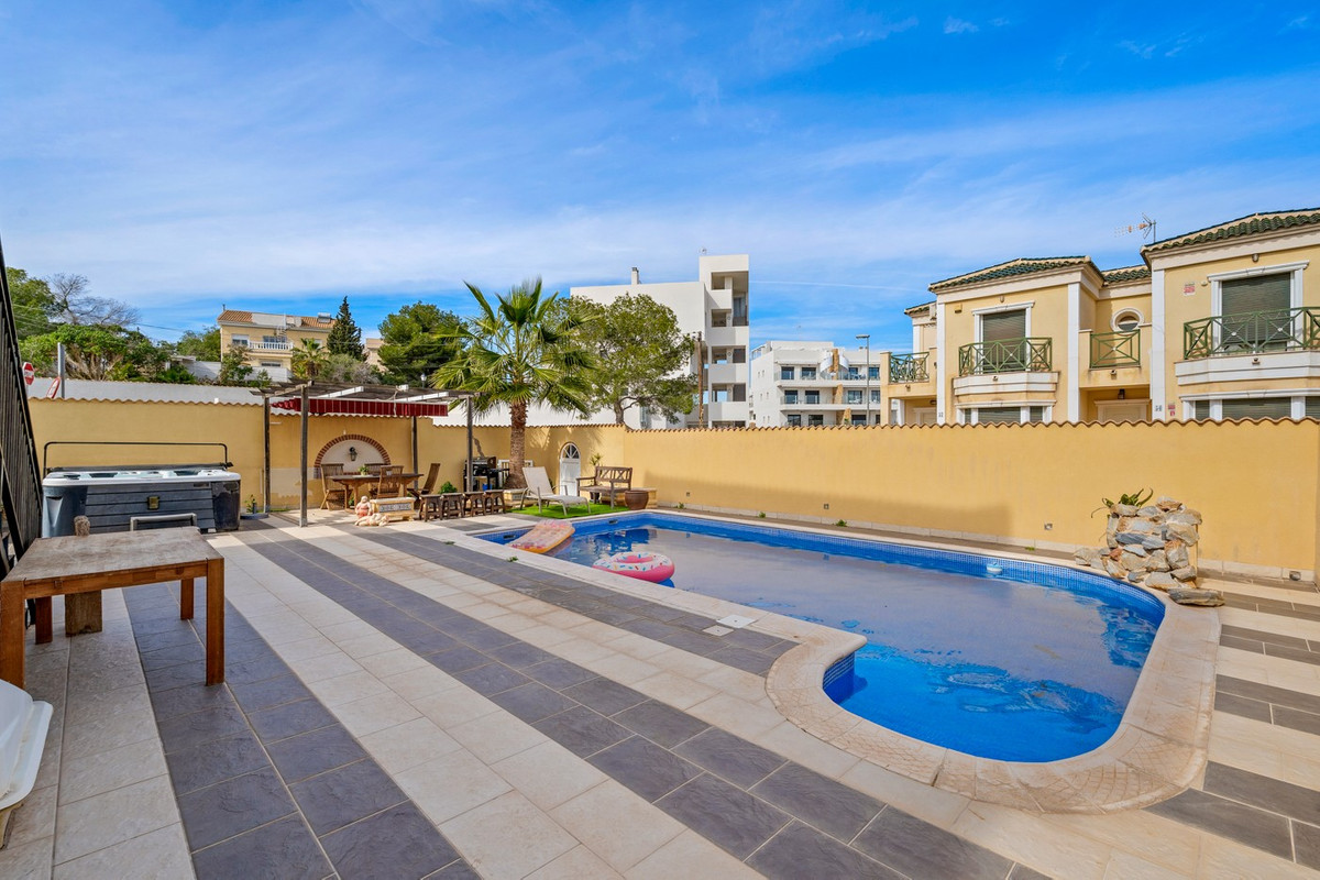 For sale - 3 Bedroom 1 Bathroom House - Detached Villa in Orihuela - Orihuela Costa  - Alicante