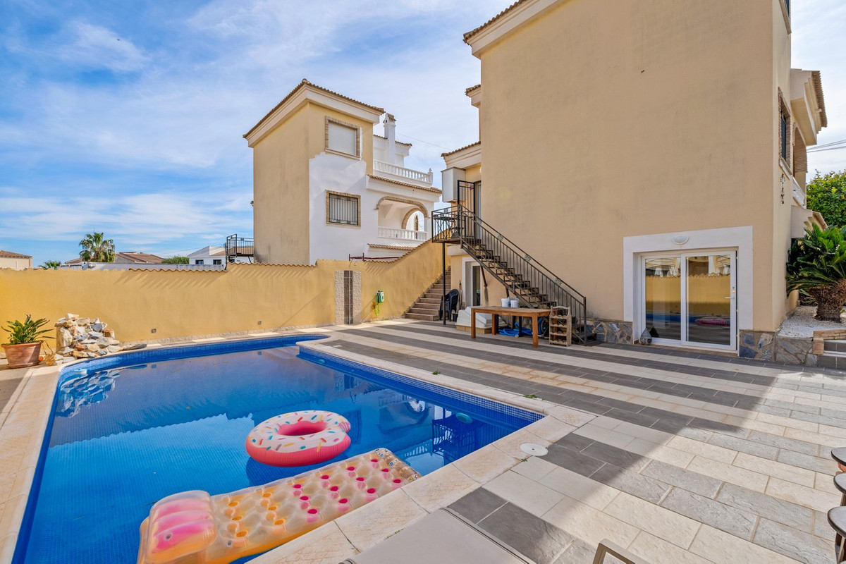 For sale - 3 Bedroom 1 Bathroom House - Detached Villa in Orihuela - Orihuela Costa  - Alicante