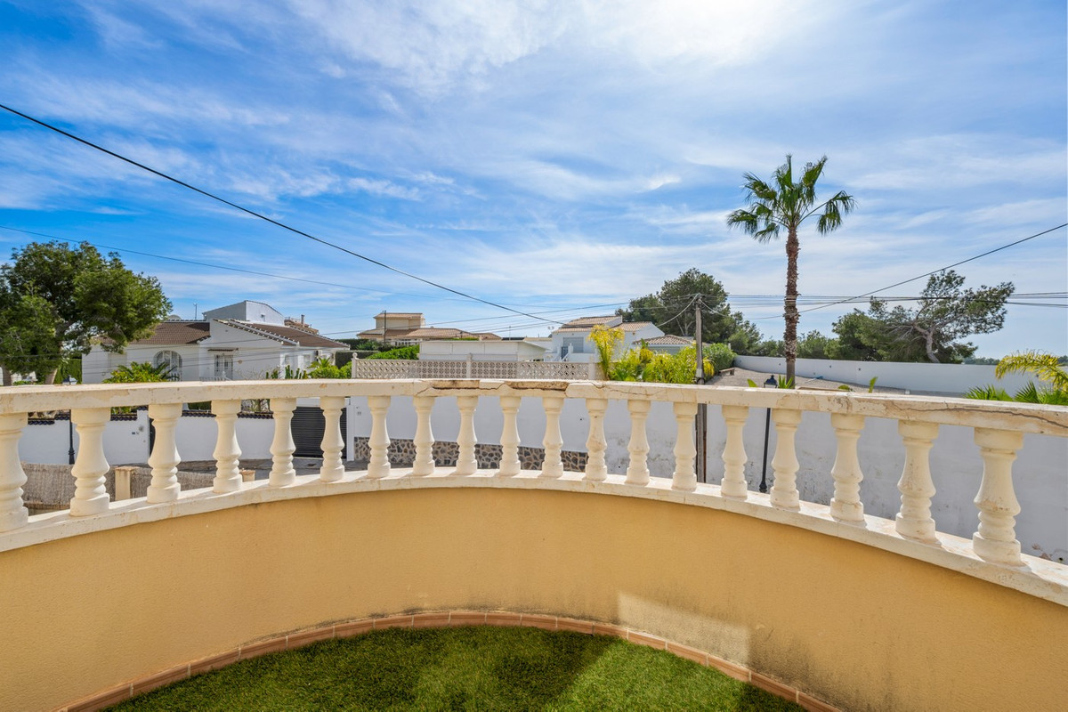 For sale - 3 Bedroom 1 Bathroom House - Detached Villa in Orihuela - Orihuela Costa  - Alicante