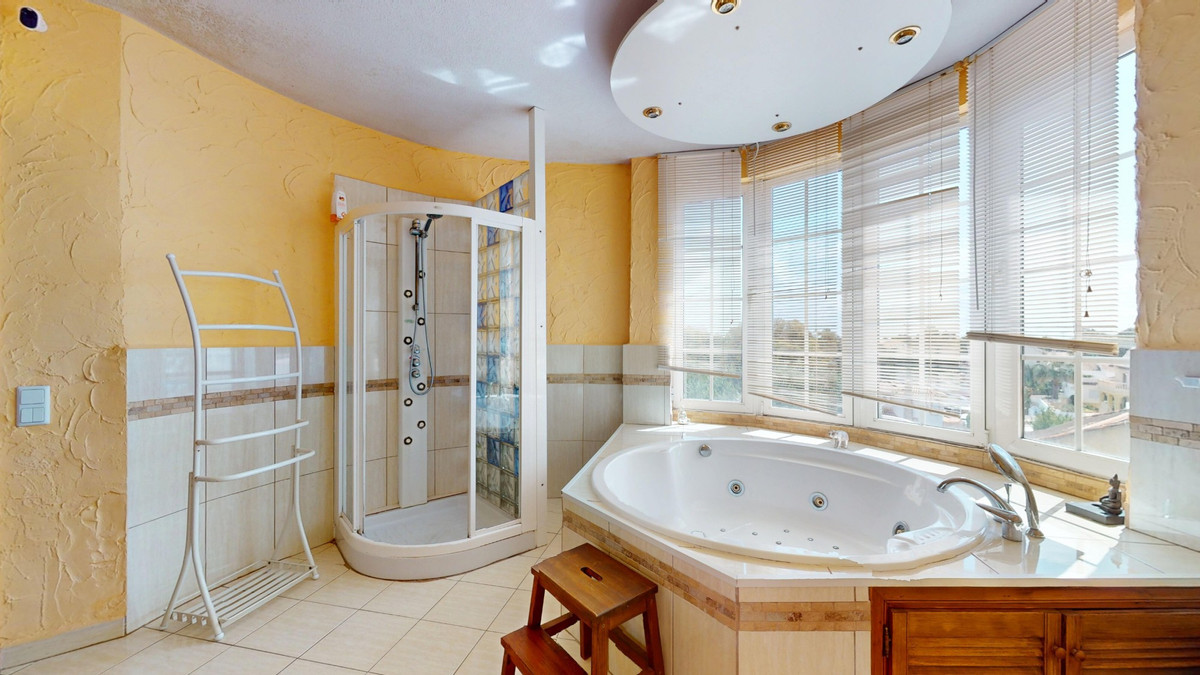 For sale - 5 Bedroom 3 Bathroom House - Detached Villa in Orihuela - Orihuela Costa  - Alicante