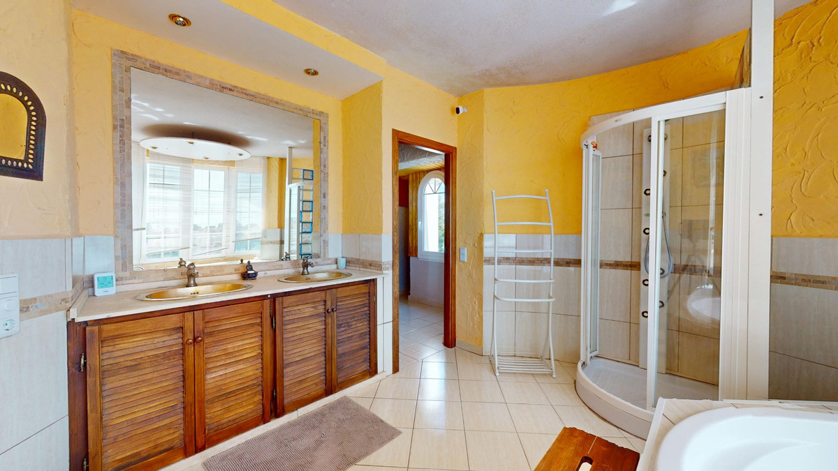For sale - 5 Bedroom 3 Bathroom House - Detached Villa in Orihuela - Orihuela Costa  - Alicante
