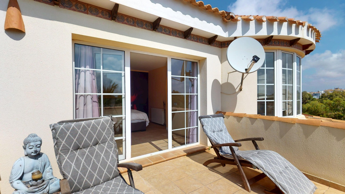 For sale - 5 Bedroom 3 Bathroom Detached Villa in La Zenia - Orihuela Costa  - Alicante