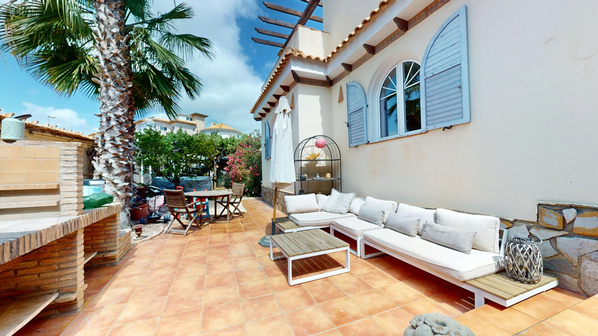 For sale - 5 Bedroom 3 Bathroom Detached Villa in La Zenia - Orihuela Costa  - Alicante