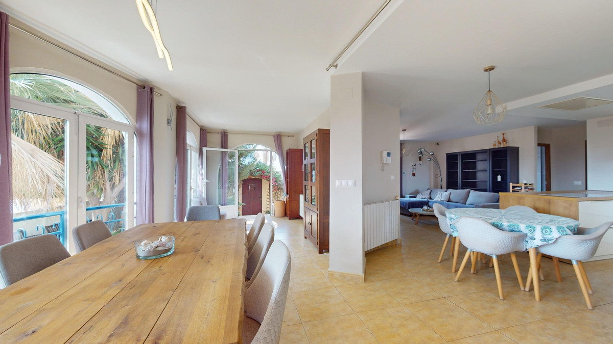 For sale - 5 Bedroom 3 Bathroom Detached Villa in La Zenia - Orihuela Costa  - Alicante