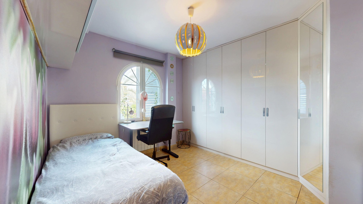 For sale - 5 Bedroom 3 Bathroom Detached Villa in La Zenia - Orihuela Costa  - Alicante