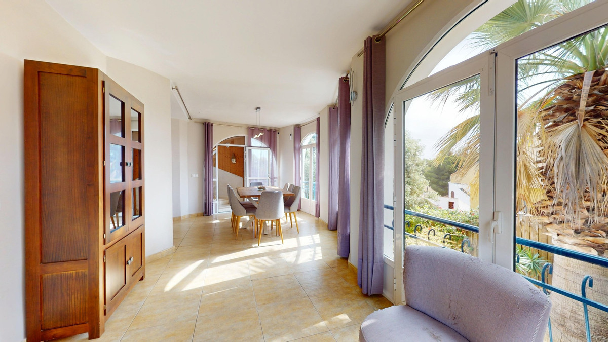 For sale - 5 Bedroom 3 Bathroom Detached Villa in La Zenia - Orihuela Costa  - Alicante