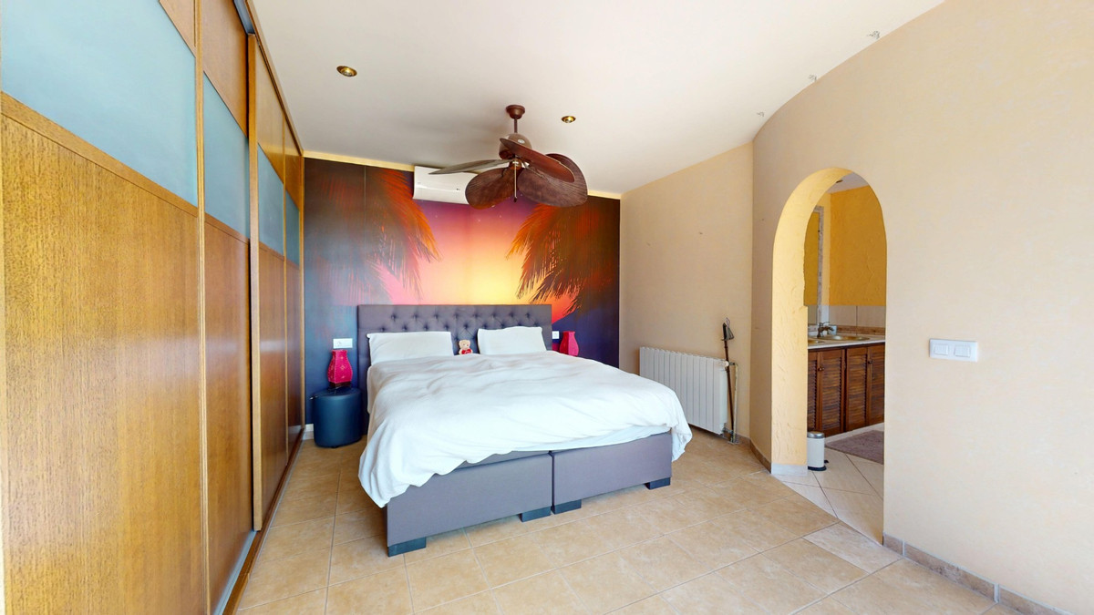 For sale - 5 Bedroom 3 Bathroom Detached Villa in La Zenia - Orihuela Costa  - Alicante