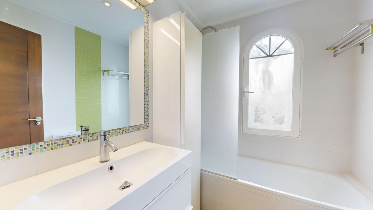 For sale - 5 Bedroom 3 Bathroom Detached Villa in La Zenia - Orihuela Costa  - Alicante
