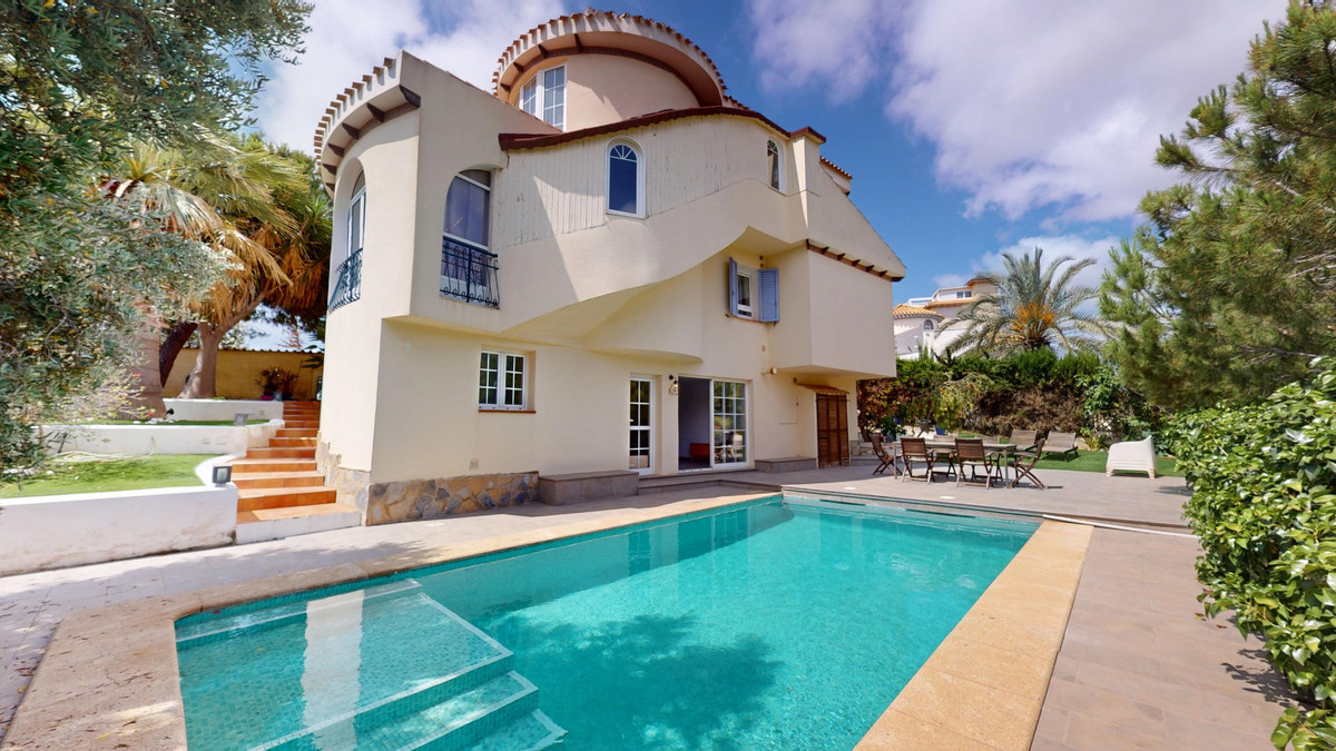 For sale - 5 Bedroom 3 Bathroom House - Detached Villa in Orihuela - Orihuela Costa  - Alicante