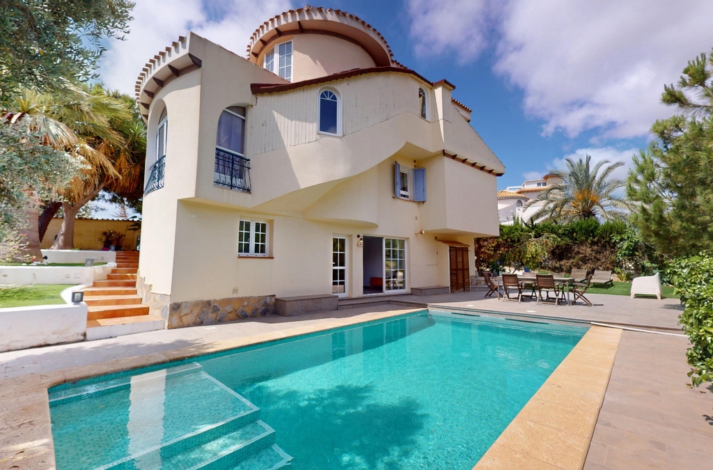 5 Bedroom 3 Bathroom Detached Villa in La Zenia