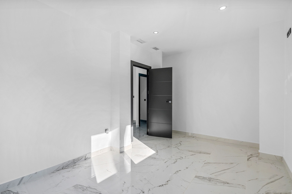 For sale - 4 Bedroom 3 Bathroom House - Detached Villa in Orihuela - Campoamor  - Alicante