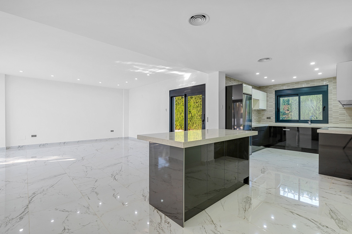 For sale - 4 Bedroom 3 Bathroom House - Detached Villa in Orihuela - Campoamor  - Alicante