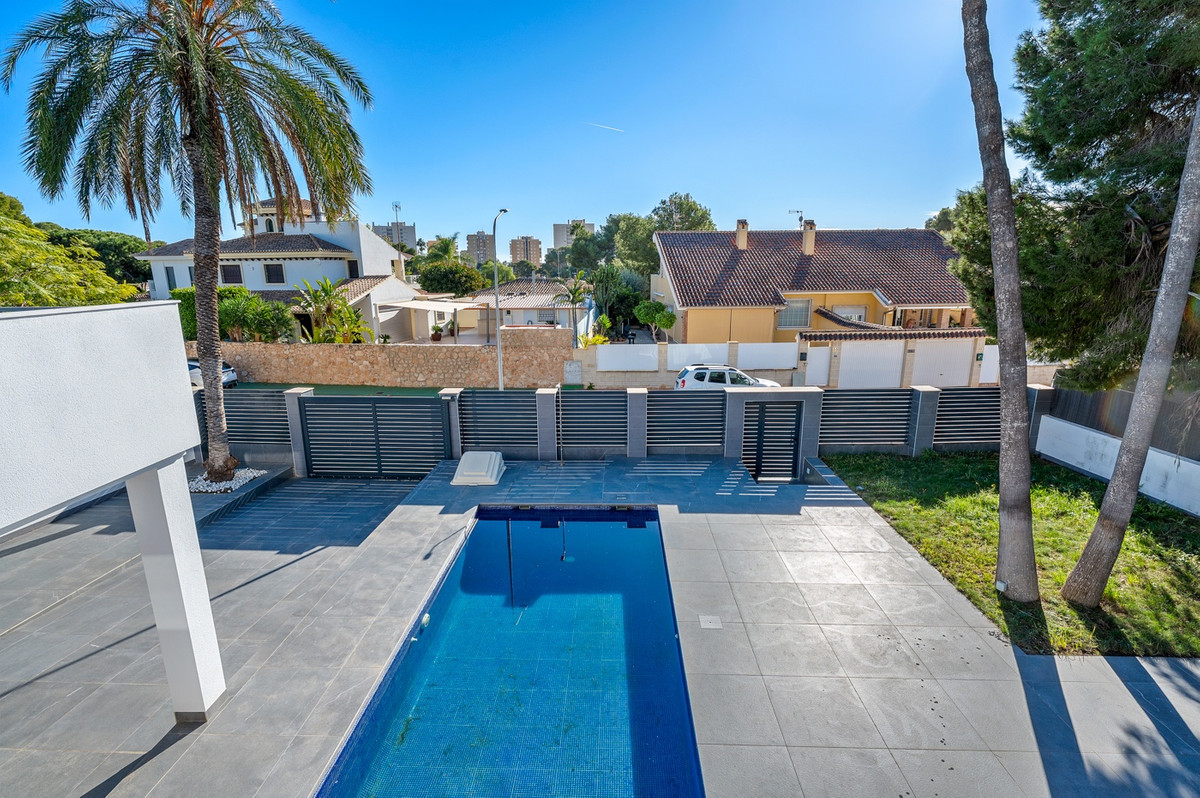 For sale - 4 Bedroom 3 Bathroom House - Detached Villa in Orihuela - Campoamor  - Alicante