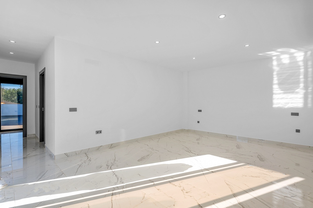 For sale - 4 Bedroom 3 Bathroom House - Detached Villa in Orihuela - Campoamor  - Alicante