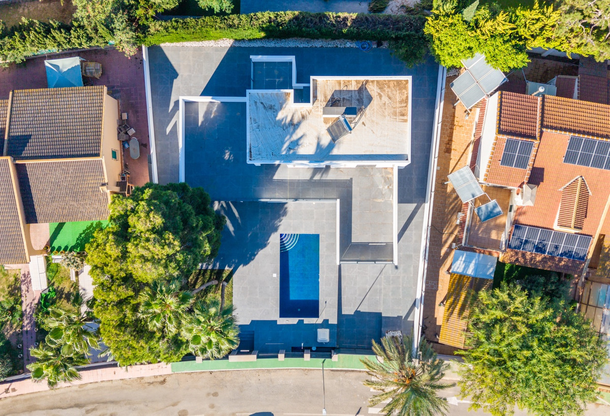 For sale - 4 Bedroom 3 Bathroom House - Detached Villa in Orihuela - Campoamor  - Alicante