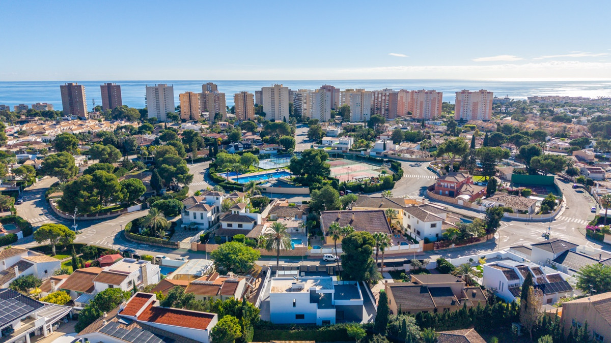 For sale - 4 Bedroom 3 Bathroom Modern Detached Villa in Cabo Roig - Campoamor  - Alicante