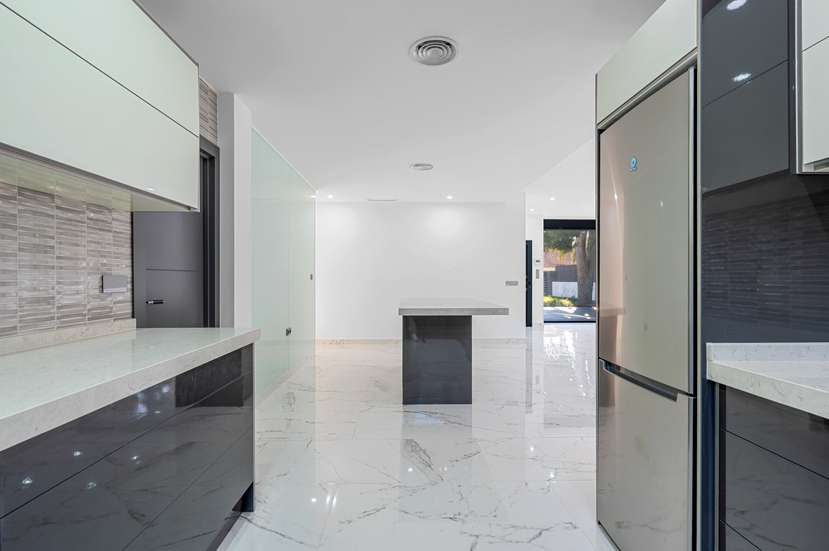 For sale - 4 Bedroom 3 Bathroom House - Detached Villa in Orihuela - Campoamor  - Alicante