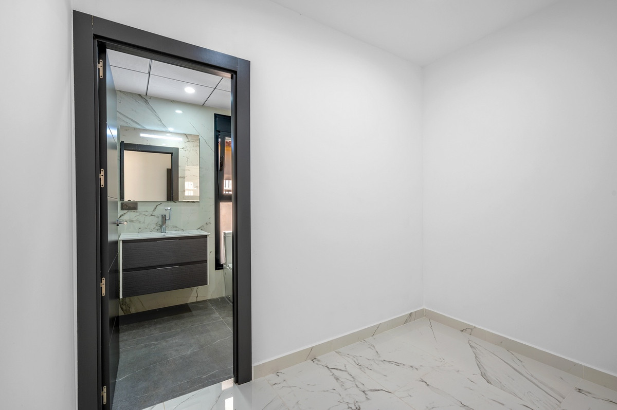 For sale - 4 Bedroom 3 Bathroom House - Detached Villa in Orihuela - Campoamor  - Alicante