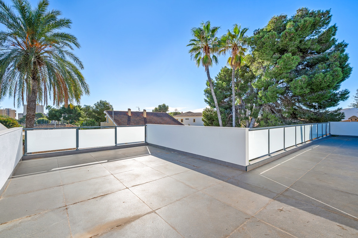 For sale - 4 Bedroom 3 Bathroom House - Detached Villa in Orihuela - Campoamor  - Alicante