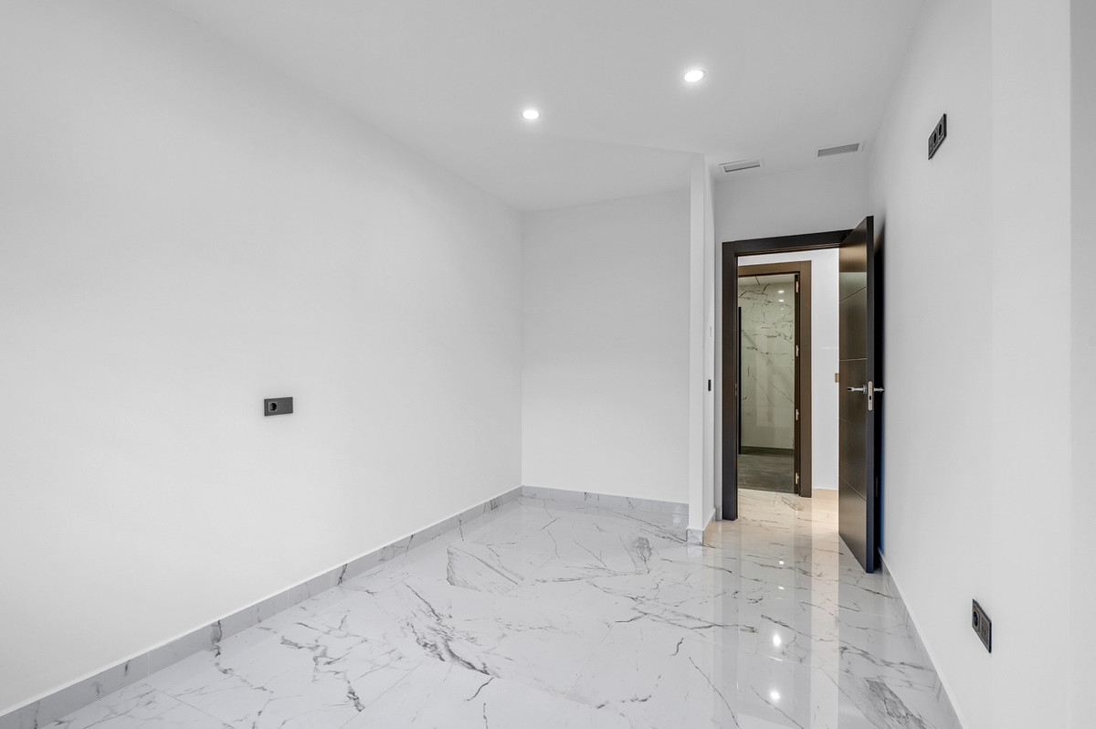 For sale - 4 Bedroom 3 Bathroom House - Detached Villa in Orihuela - Campoamor  - Alicante