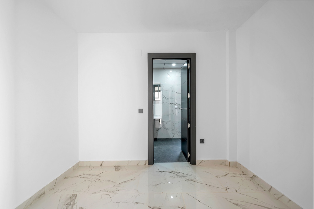 For sale - 4 Bedroom 3 Bathroom House - Detached Villa in Orihuela - Campoamor  - Alicante