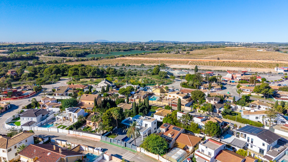 For sale - 4 Bedroom 3 Bathroom House - Detached Villa in Orihuela - Campoamor  - Alicante
