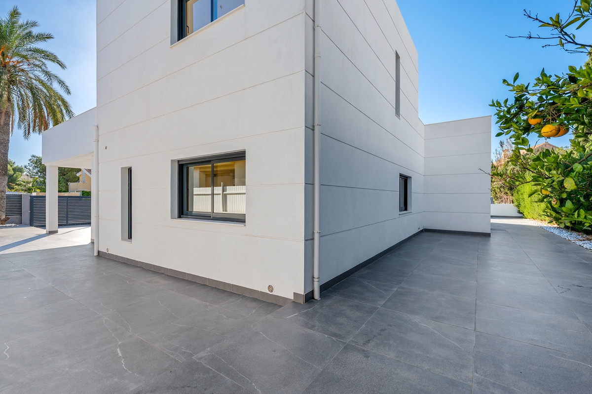 For sale - 4 Bedroom 3 Bathroom Modern Detached Villa in Cabo Roig - Campoamor  - Alicante