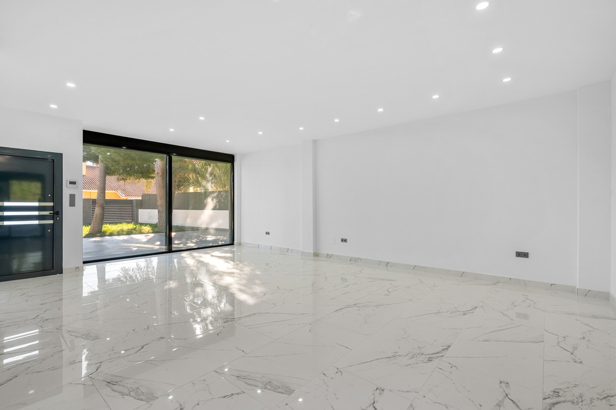 For sale - 4 Bedroom 3 Bathroom House - Detached Villa in Orihuela - Campoamor  - Alicante