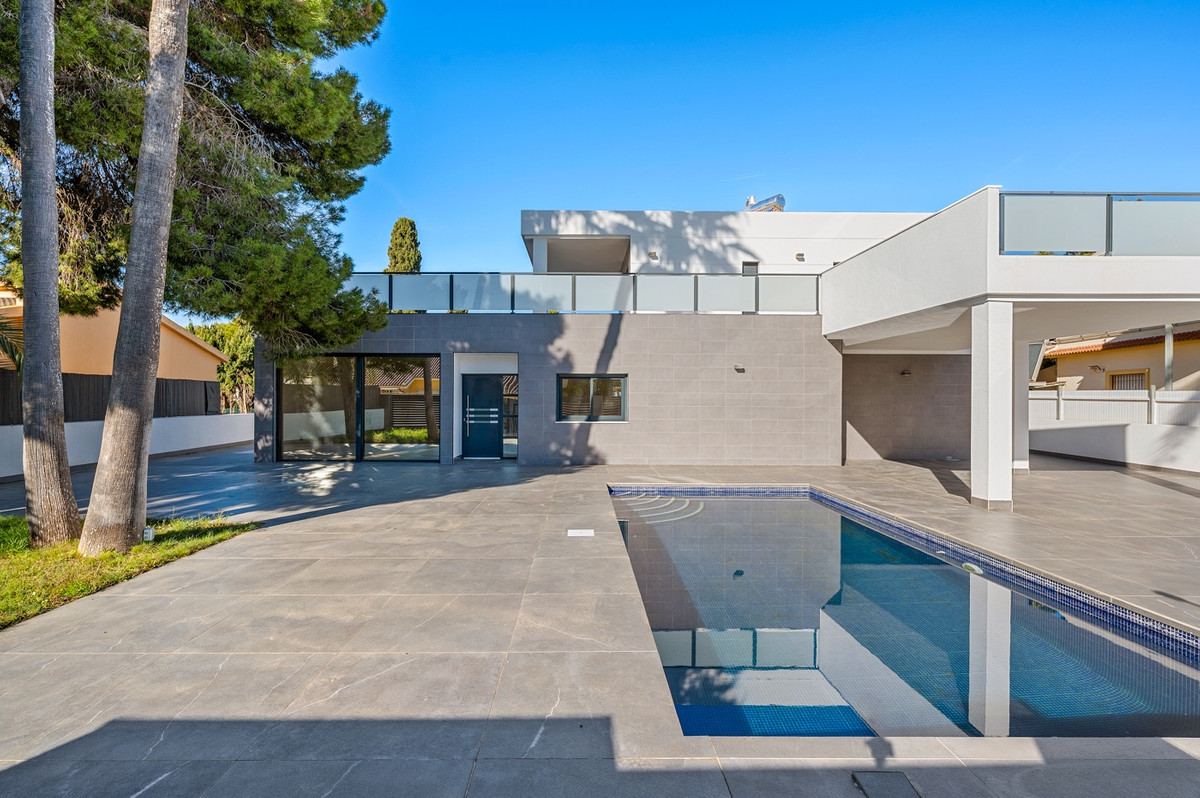 For sale - 4 Bedroom 3 Bathroom House - Detached Villa in Orihuela - Campoamor  - Alicante