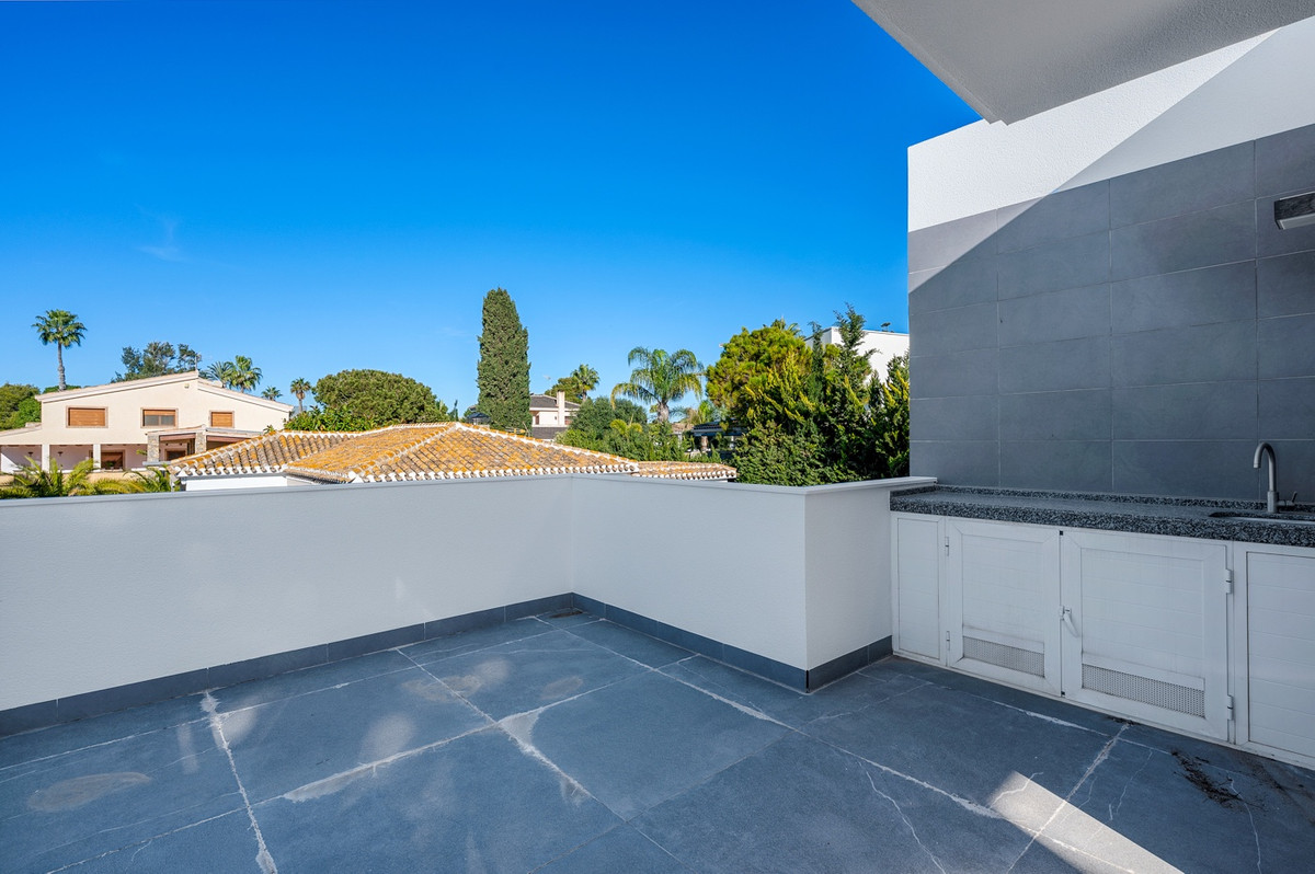 For sale - 4 Bedroom 3 Bathroom House - Detached Villa in Orihuela - Campoamor  - Alicante