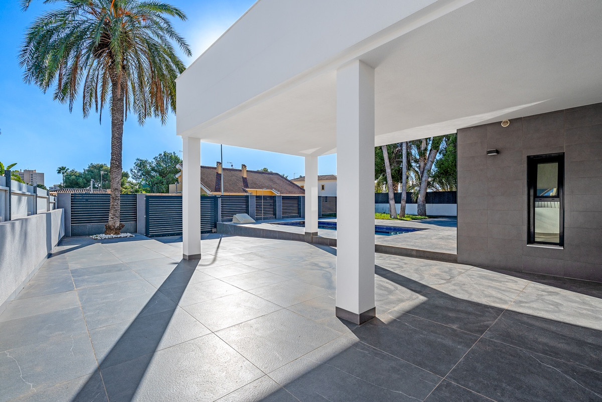 For sale - 4 Bedroom 3 Bathroom House - Detached Villa in Orihuela - Campoamor  - Alicante