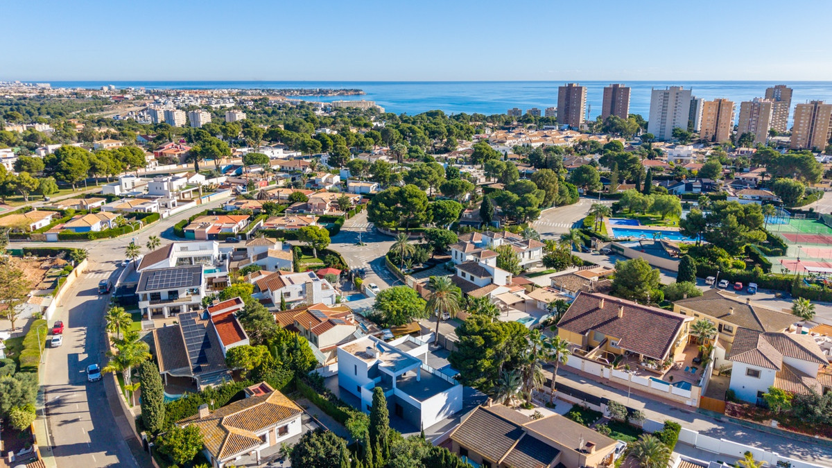 For sale - 4 Bedroom 3 Bathroom House - Detached Villa in Orihuela - Campoamor  - Alicante