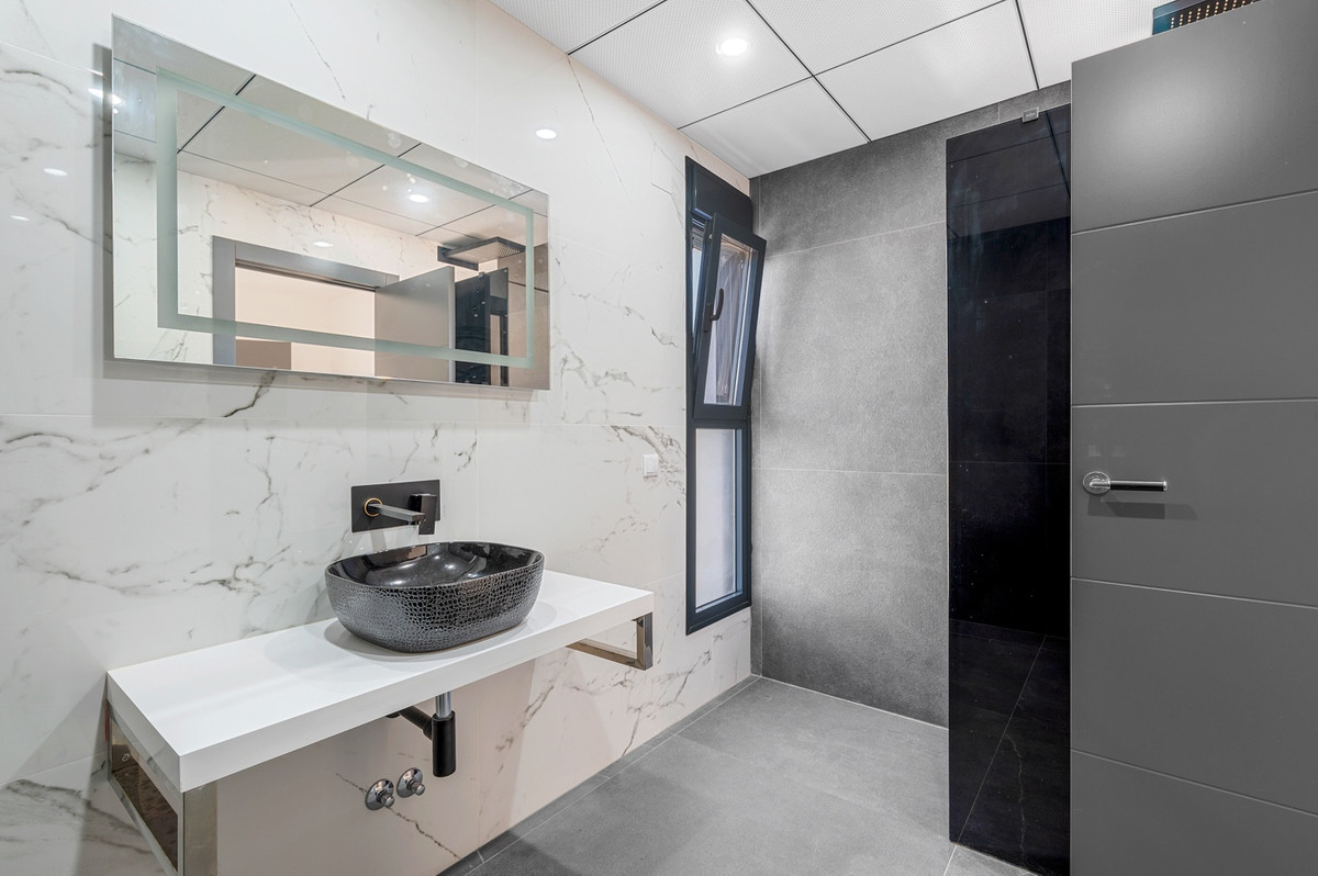 For sale - 4 Bedroom 3 Bathroom House - Detached Villa in Orihuela - Campoamor  - Alicante